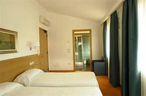 Albergo Al Caminetto Torbole Sul Garda Kültér fotó